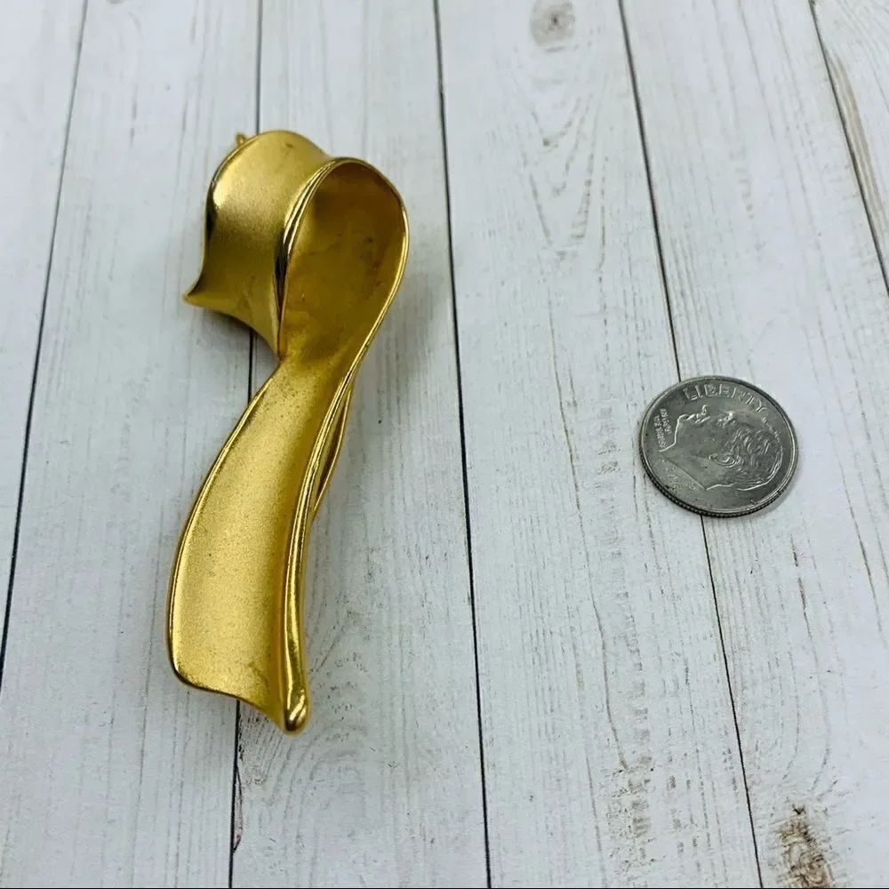 Tona Gold Ribbon Brooch‎